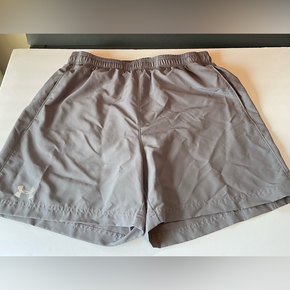 Under Armour EUC mens Large running/workout shorts. Light gray with lining.